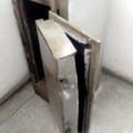 Cofre foi achado arrombado a 100 metros do escritório