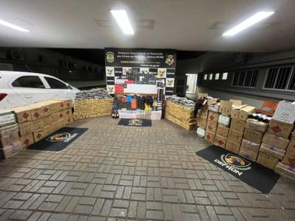 No local, os policiais apreenderam 469 quilos de maconha e 22 quilos skunk, além de produtos eletrônicos, cabelo de origem desconhecida e outros produtos ilícitos, na posse de dois indivíduos. (Divulgação PCMS)