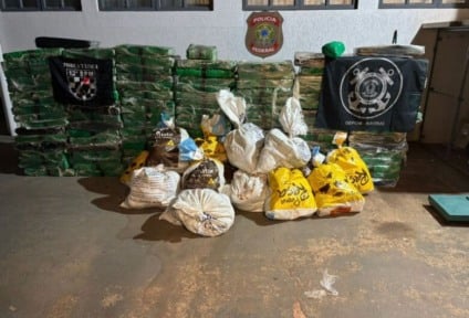 Segundo informações da PF, a droga foi encontrada em uma ilha na região do Porto Caiuá, escondida em meio à vegetação. (Divulgação/PF)