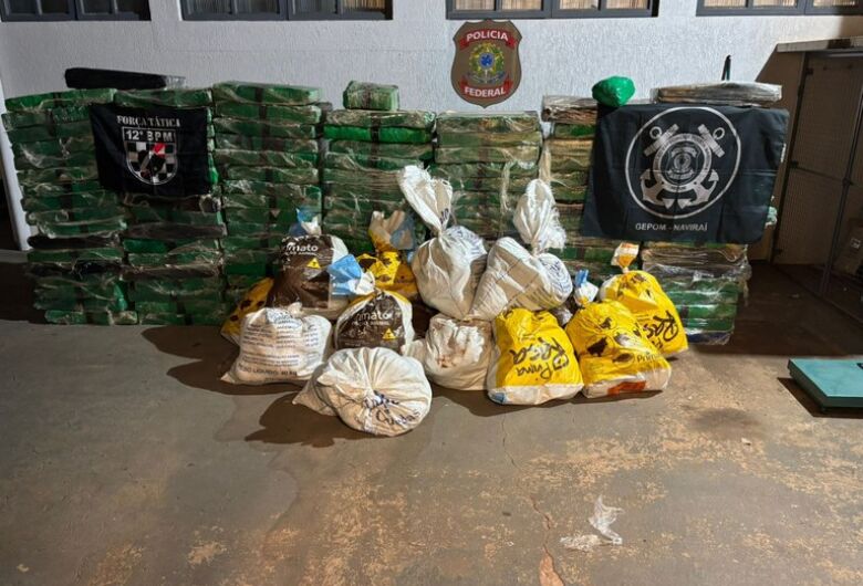 Segundo informações da PF, a droga foi encontrada em uma ilha na região do Porto Caiuá, escondida em meio à vegetação. (Divulgação/PF)