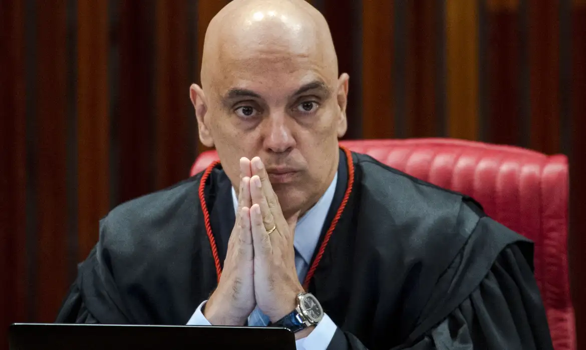 Ministro Alexandre de Moraes é alvo de sanções dos EUA com base na Lei Global Magnitsky, sob alegações de violações de direitos humanos.