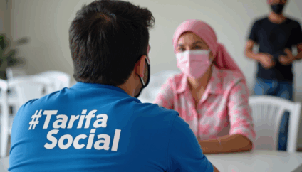 Família beneficiária do CadÚnico com lâmpada acesa em casa