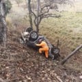 O carro foi encontrado capotado com as rodas para cima. (Fotos: Pontalonline97)