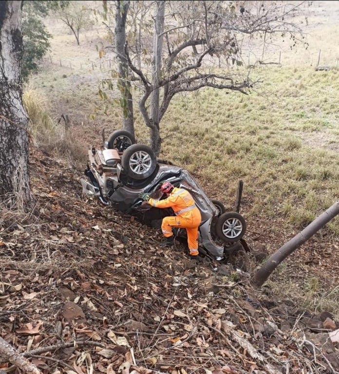 O carro foi encontrado capotado com as rodas para cima. (Fotos: Pontalonline97)