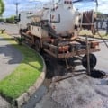Moradores reclamam de esgoto transbordando em cruzamento de ruas