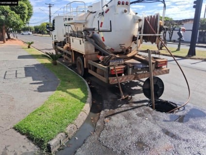 Moradores reclamam de esgoto transbordando em cruzamento de ruas