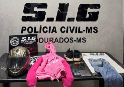 O autor teria arrombado a porta do local e furtado diversos produtos, incluindo roupas, cintos e outros itens. (Foto: Divulgação/PCMS)