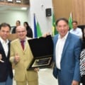 Deputado Gerson Claro recebe o título de cidadão honorário de Paranaíba durante sessão solene. Ao lado do prefeito Maycol Queiroz e dos vereadores Andrew Robalinho e Wanice Luciana de Oliveira
