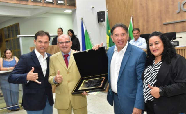 Deputado Gerson Claro recebe o título de cidadão honorário de Paranaíba durante sessão solene. Ao lado do prefeito Maycol Queiroz e dos vereadores Andrew Robalinho e Wanice Luciana de Oliveira