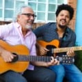 Gilson Espíndola e Gabriel de Andrade apresentam o show 'Violão entre Guitarras', que celebra a história da música urbana sul-mato-grossense. (Divulgação)