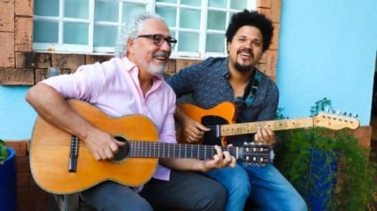 Gilson Espíndola e Gabriel de Andrade apresentam o show 'Violão entre Guitarras', que celebra a história da música urbana sul-mato-grossense. (Divulgação)