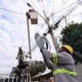 Trocas de luminárias para LED estão ocorrendo em todas das ruas do BNH 4º Plano em Dourados – (Foto: A. Frota)


