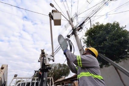 Trocas de luminárias para LED estão ocorrendo em todas das ruas do BNH 4º Plano em Dourados – (Foto: A. Frota)

