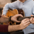 Entre as atividades ofertadas está o curso de Violão Básico - Foto: Reprodução/ Prefeitura de CG