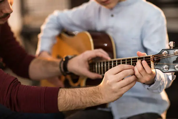 Entre as atividades ofertadas está o curso de Violão Básico - Foto: Reprodução/ Prefeitura de CG