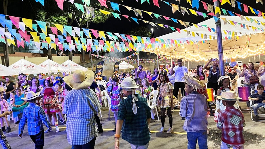 Barracas com comidas típicas, música ao vivo e quadrilha vão marcar os dois dias do Arraiá Beneficente no Norte Sul Plaza, em Campo Grande - Foto: Divulgação/ Assessoria
