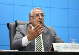 Conselheiro Jerson Domingos apresenta o programa que promove políticas públicas voltadas à primeira infância durante o encontro com gestores, em Paranaíba.