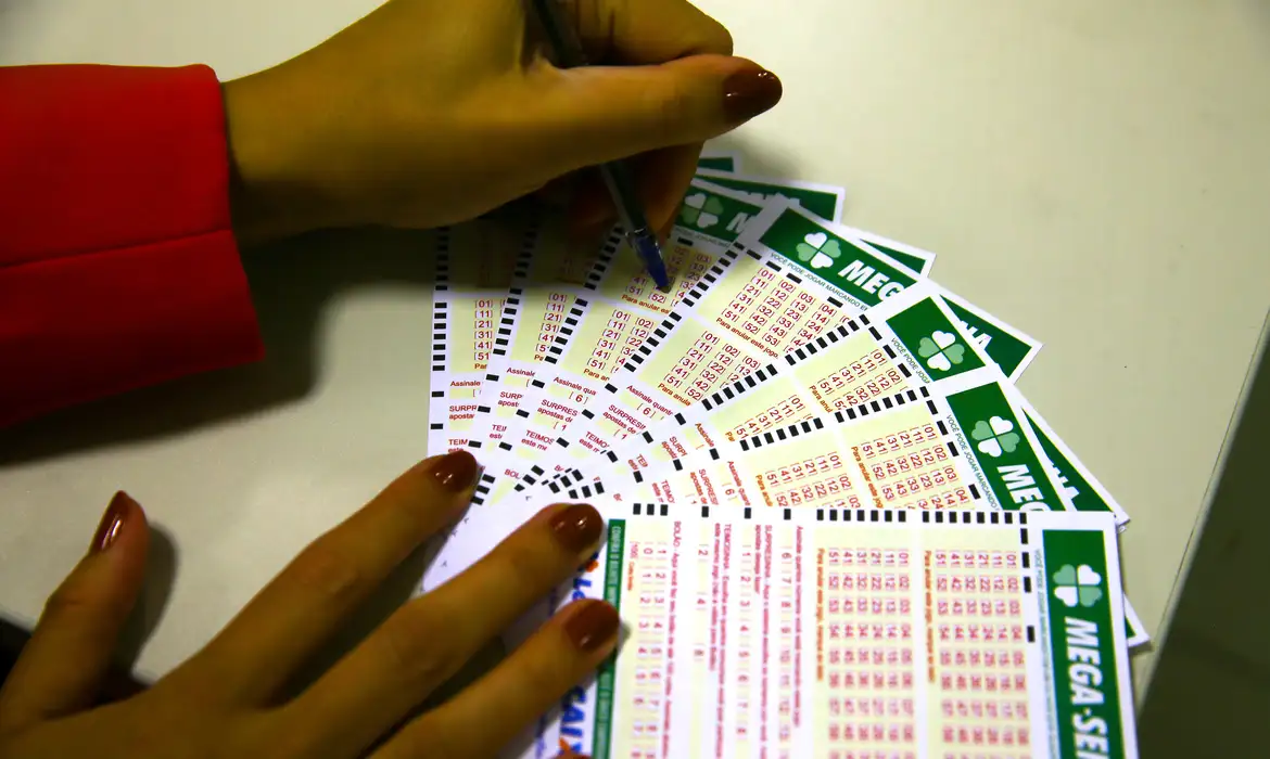 Nenhum apostador acertou as seis dezenas do concurso 2.891 da Mega-Sena, realizado nesta terça-feira (22). Foto: Reprodução/Agência Brasil.