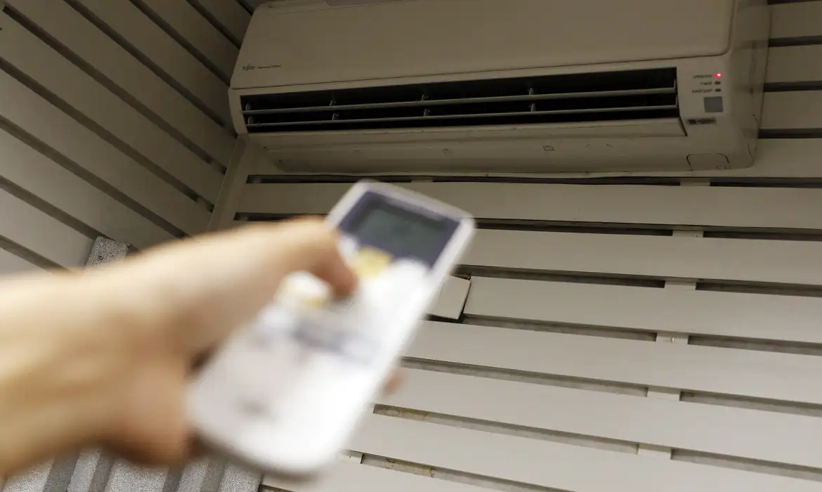 Uma das principais dicas para economizar no frio é aproveitar a baixa demanda por serviços de manutenção de ar-condicionado. Foto: Arquivo/Agência Brasil.