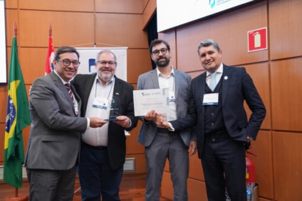 Equipe do MS+Ciência recebendo prêmio nacional em São Paulo
