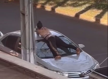 Vídeos da mulher foram divulgados nas redes sociais, mostrando que ela subiu em carros estacionados no centro de Dourados. (Reprodução)