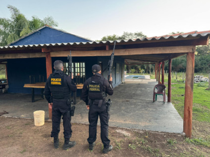 Foram cumpridos cinco mandados de busca e apreensão e dois mandados de prisão temporária nos municípios de Ponta Porã e Bela Vista. (Foto Divulgação/PF)