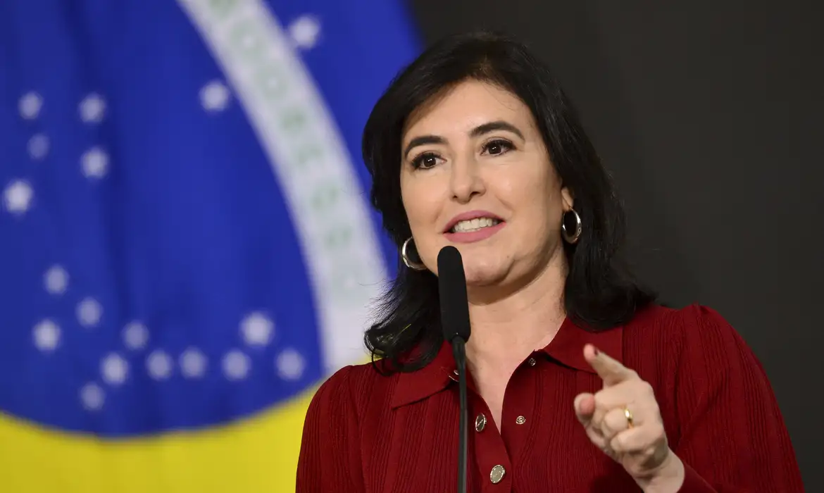 Simone Tebet critica Bolsonaro após anúncio de tarifa americana contra o Brasil