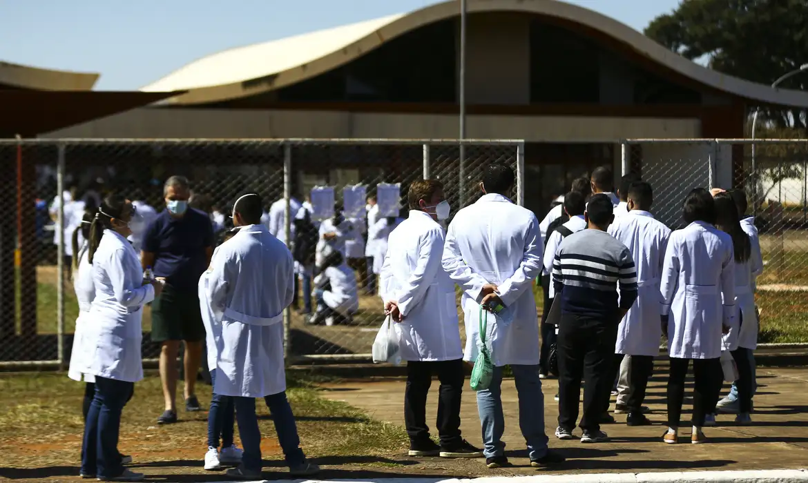 O exame será aplicado no dia 19 de outubro e vai considerar conteúdos, habilidades e competências das áreas de clínica médica. Foto: Reprodução/Agência Brasil.