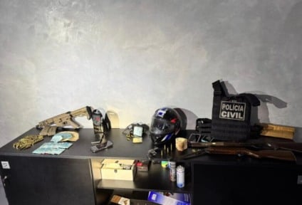 O crime foi praticado por uma quadrilha fortemente armada, que invadiu a residência das vítimas e obrigou a transferência de R$ 60 mil via PIX. (Divulgação/PCMS)