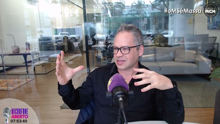 Claudio Hoki conta a história da empresa e fala dos serviços oferecidos./ Foto: Rádio Massa FM