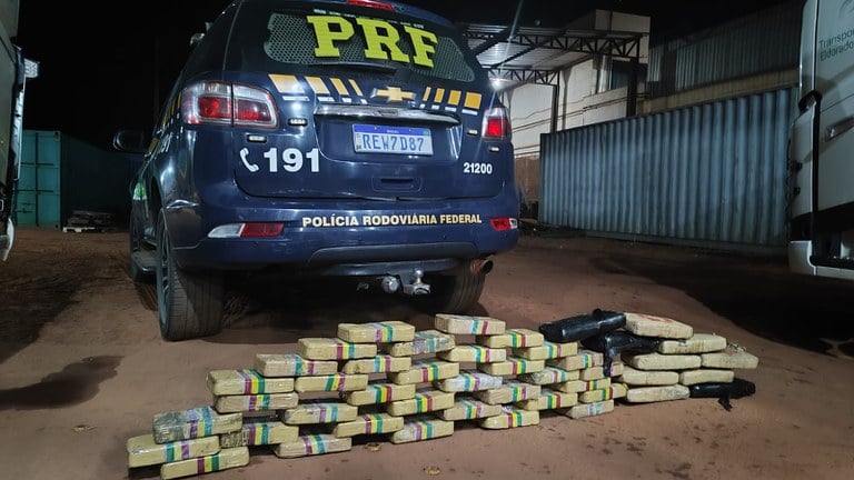 Motorista da carreta confessou saber do entorpecente e o filho que era passageiro negou envolvimento no esquema criminoso. Foto: Divulgação/PRF.