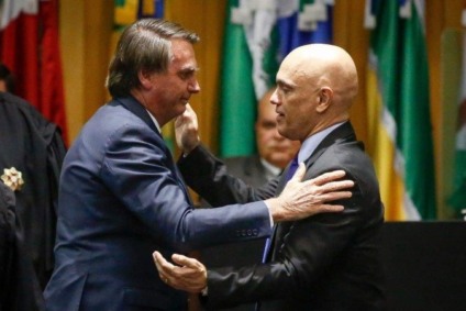 Ministro afima que Bolsonaro esta descumprindo a lei ao seu minifestar em redes por meio de terceiros.