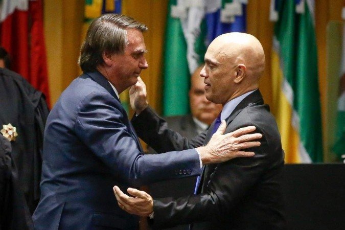 Ministro afima que Bolsonaro esta descumprindo a lei ao seu minifestar em redes por meio de terceiros.