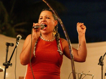 Eva Vilma conduz roda de conversa no Assentamento Capão Bonito I, integrando o projeto “Ela é...”
