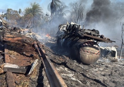 Com o impacto os veículos pegaram foto / Foto: Reprodução/Jornal da Nova
