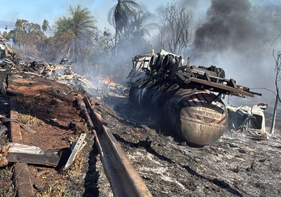 Com o impacto os veículos pegaram foto / Foto: Reprodução/Jornal da Nova Com o impacto os veículos pegaram foto / Foto: Reprodução/Jornal da Nova