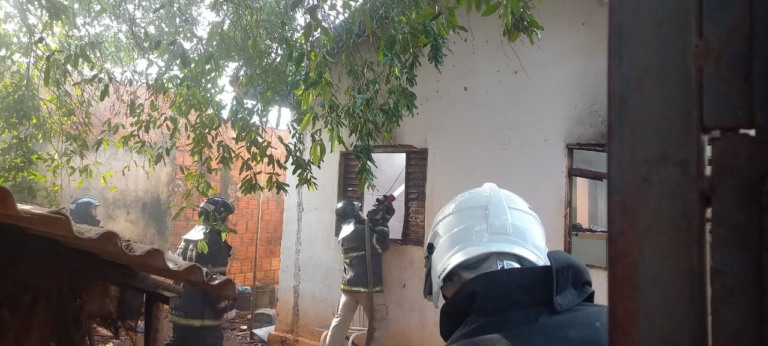 Incêndio destrói casa no bairro Vila Piloto em Três Lagoas e moradora é suspeita de ato criminoso