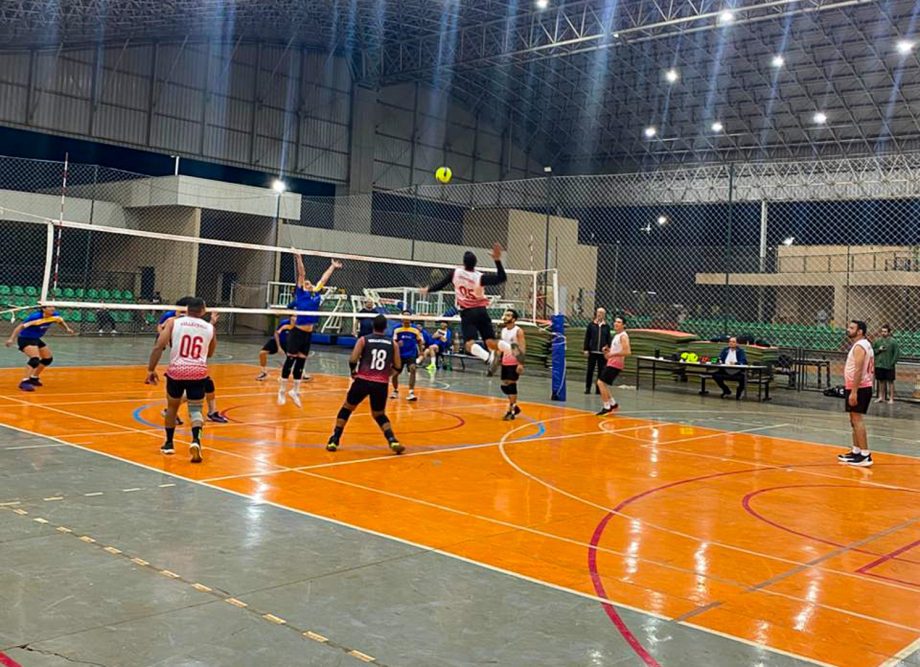 A Prefeitura de Três Lagoas, por meio da Secretaria Municipal de Esporte, Juventude e Lazer (Sejuvel), realizou neste fim de semana mais uma rodada emocionante do Campeonato Municipal de Voleibol Masculino e Feminino. Foto: Divulgação.