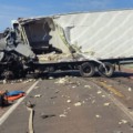 Caminhões ficaram totalmente destruídos (Foto: Reprodução/ PRF-MS)
