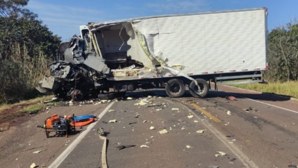 Caminhões ficaram totalmente destruídos (Foto: Reprodução/ PRF-MS)