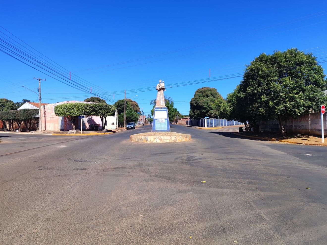 Totem que simbolizava "Transparência e Trabalho" deu lugar a uma imagem de Santo Antônio - Foto: Leonardo Guimarães