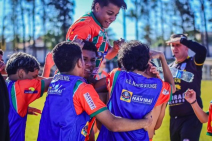 Jogadores do Naviraiense comemoram gol na vitória sobre o Náurico no Estádio Virotão - Foto: Reprodução/ Anderson Menezes