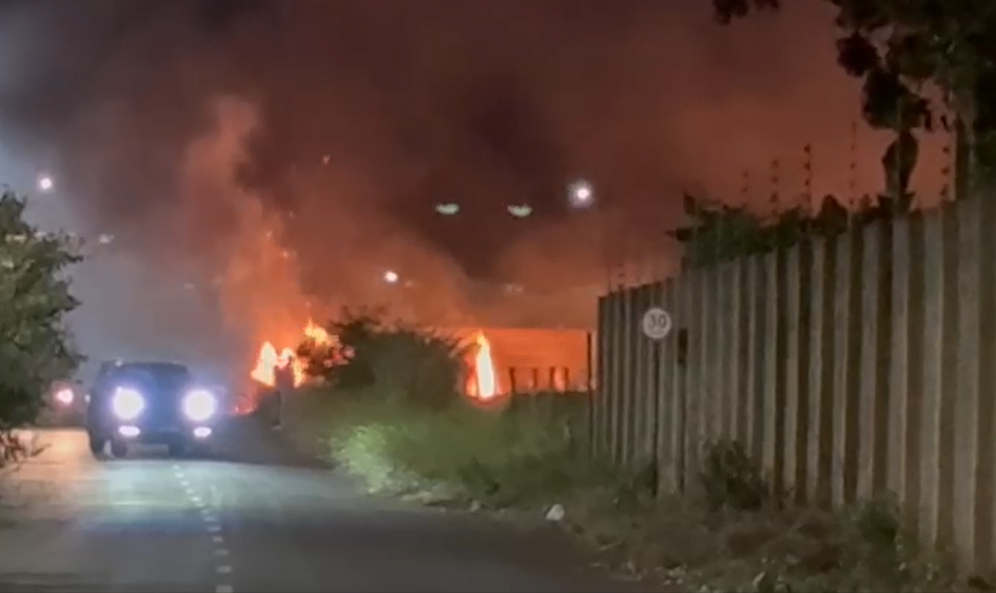 Bombeiros levaram mais de três horas para conter o fogo / Foto: Reprodução