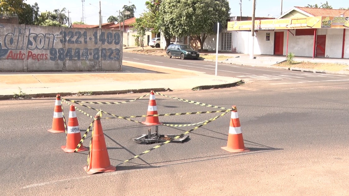 Segundo os moradores, a profundidade da cratera preocupa, principalmente pelo risco de aumentar com a passagem constante de veículos. Foto: Reprodução/TVC HD.
