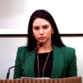 Delegada Eva Maira Cogo discursa na tribuna da Câmara de Paranaíba, em ação do Agosto Lilás - Foto/Câmara de Paranaíba