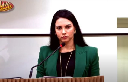 Delegada Eva Maira Cogo discursa na tribuna da Câmara de Paranaíba, em ação do Agosto Lilás - Foto/Câmara de Paranaíba