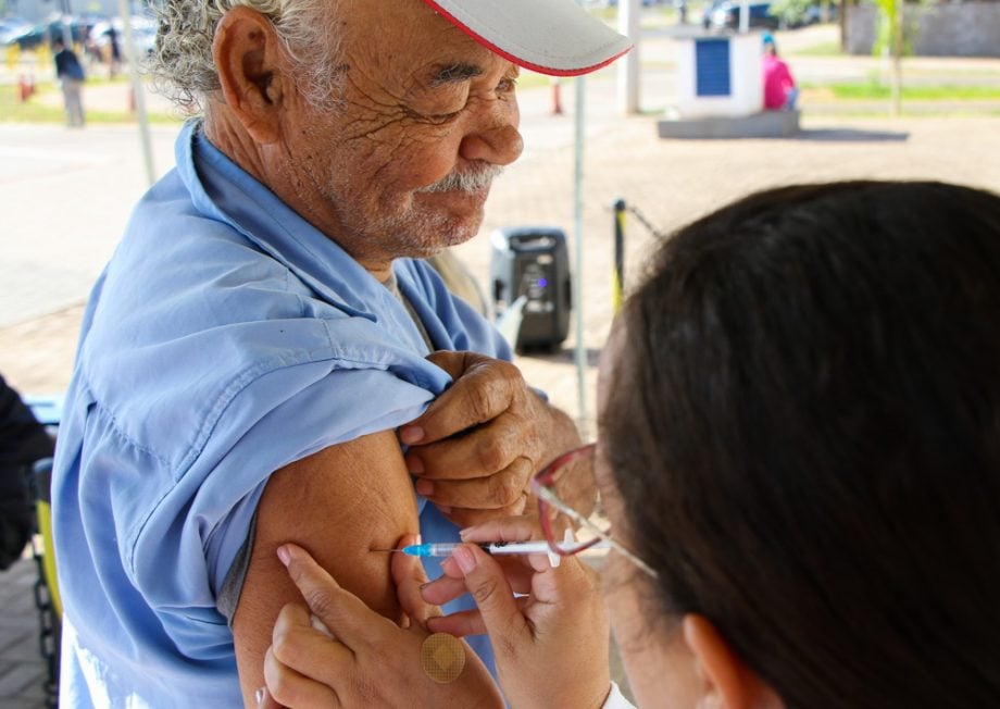 A imunização é gratuita e fundamental para reduzir casos graves e internações causadas pela gripe. Foto: Divulgação.