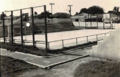 Quadra Municipal de Paranaíba, onde diversas escolas realizavam atividades esportivas - Foto/Acervo pessoal de Urcelina Moraes e Humberto Moraes