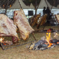Estações de churrasco no Festival Internacional da Carne em Campo Grande