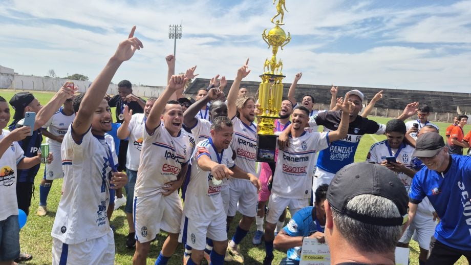 A conquista do Ipanema foi dedicada ao zagueiro Gabriel Henrique Moreira, que ajudou na conquista do título de 2024, mas faleceu pouco tempo depois, vítima de um infarto durante uma partida. Foto: Divulgação.